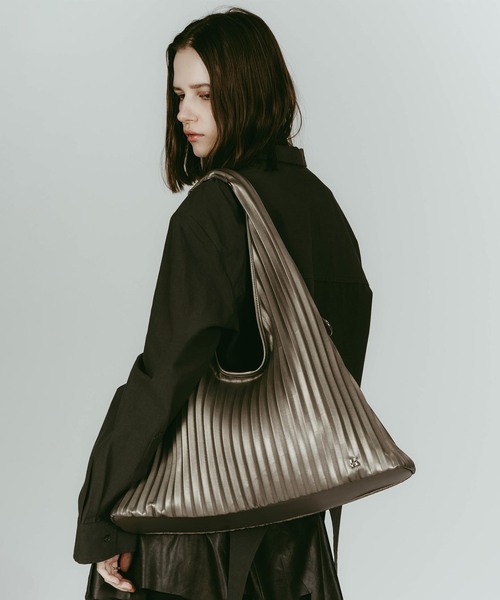 Knuth Marf(クヌースマーフ)の「Knuth Marf/クヌースマーフ leather pleats bag(ショルダーバッグ・レディース・シルバー/ブラック・FREE)」の12枚目の写真
