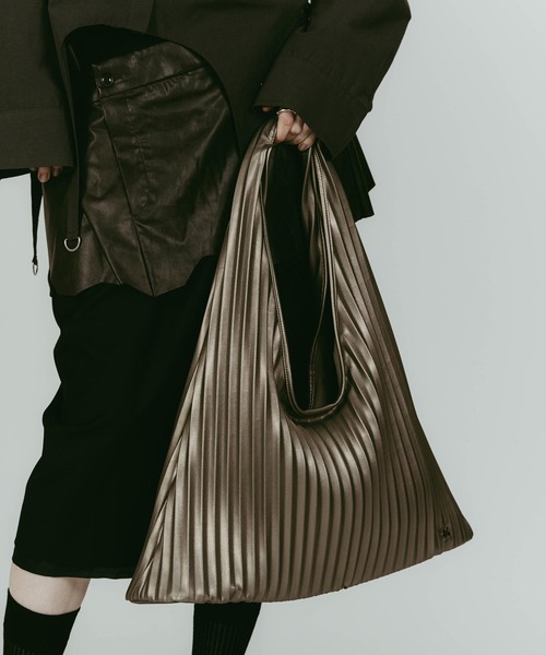 Knuth Marf(クヌースマーフ)の「Knuth Marf/クヌースマーフ leather pleats bag(ショルダーバッグ・レディース・シルバー/ブラック・FREE)」の13枚目の写真