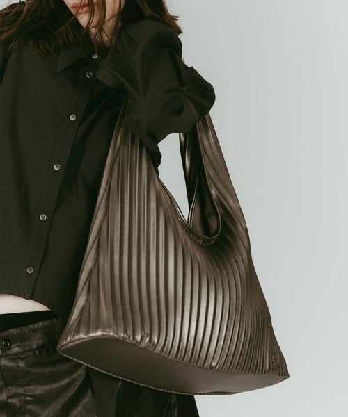 Knuth Marf(クヌースマーフ)の「Knuth Marf/クヌースマーフ leather pleats bag(ショルダーバッグ・レディース・シルバー/ブラック・FREE)」の14枚目の写真