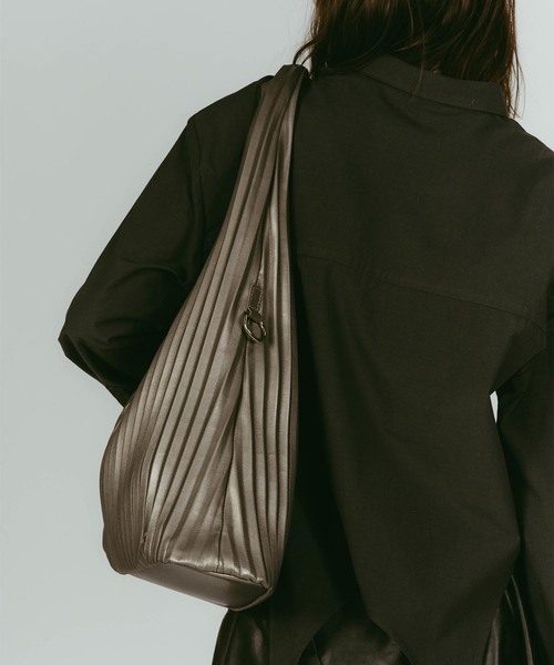 Knuth Marf(クヌースマーフ)の「Knuth Marf/クヌースマーフ leather pleats bag(ショルダーバッグ・レディース・シルバー/ブラック・FREE)」の10枚目の写真