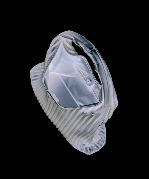 Knuth Marf(クヌースマーフ)の「Knuth Marf/クヌースマーフ leather pleats bag(ショルダーバッグ・レディース・シルバー/ブラック・FREE)」の3枚目の写真