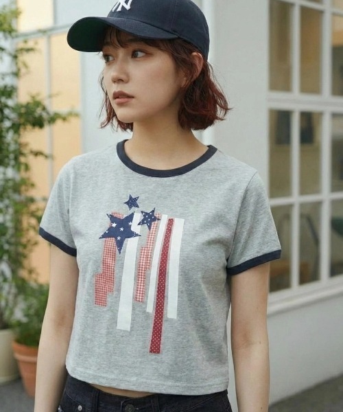 MAHAGRID（マハグリッド）の「『mahagrid/マハグリッド』 FLAG APPLIQUE RINGER CROP TEE/フラッグ アップリケ リンガー クロップ Tシャツ（Tシャツ/カットソー・レディース・グレー/チャコールグレー/ホワイト・XS）」の3枚目の写真