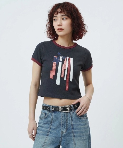 MAHAGRID（マハグリッド）の「『mahagrid/マハグリッド』 FLAG APPLIQUE RINGER CROP TEE/フラッグ アップリケ リンガー クロップ Tシャツ（Tシャツ/カットソー・レディース・グレー/チャコールグレー/ホワイト・XS）」の2枚目の写真