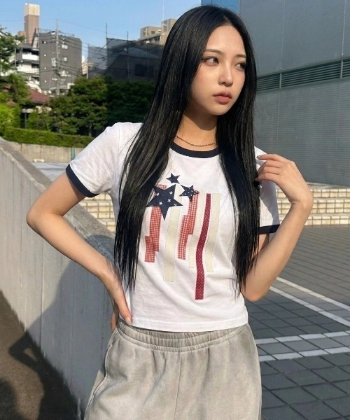 MAHAGRID（マハグリッド）の「『mahagrid/マハグリッド』 FLAG APPLIQUE RINGER CROP TEE/フラッグ アップリケ リンガー クロップ Tシャツ（Tシャツ/カットソー・レディース・グレー/チャコールグレー/ホワイト・XS）」の4枚目の写真