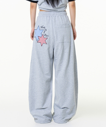 MOZMOZ（モズモズ）の「スターパッチサイドタックワイドトレーニングパンツグレー（スウェットパンツ）」