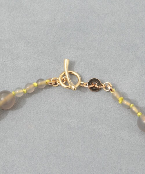 grace grace （グラスグラス）の「【grace grace/グラスグラス】カラーヤーンノット天然石ネックレス（ネックレス・レディース・ライトグレー・FREE）」の2枚目の写真