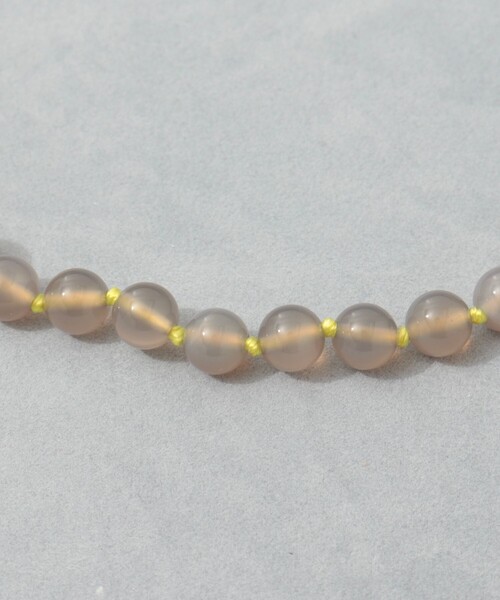 grace grace （グラスグラス）の「【grace grace/グラスグラス】カラーヤーンノット天然石ネックレス（ネックレス・レディース・ライトグレー・FREE）」の3枚目の写真