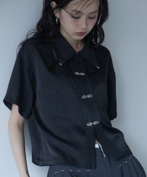 VACANCY（ヴァカンシー）の「チャイナボタンハーフスリーブシャツ（シャツ/ブラウス・レディース・ダークグリーン/ホワイト/ブラック・FREE）」の4枚目の写真
