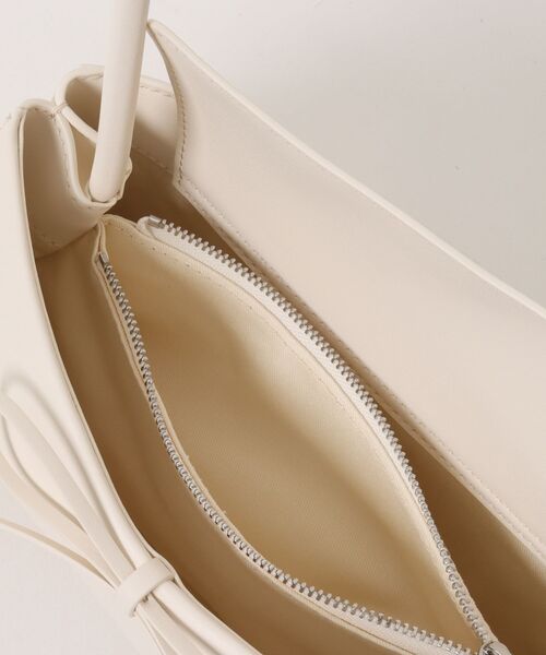 CHARLES & KEITH（チャールズ & キース）の「Hazel ヘーゼル ボウパネル ショルダーバッグ（ショルダーバッグ・レディース・クリーム/ピンク系その他3・M）」の12枚目の写真