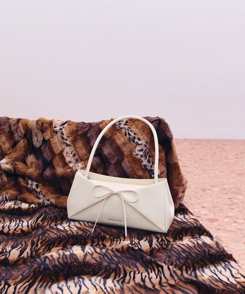 CHARLES & KEITH（チャールズ & キース）の「Hazel ヘーゼル ボウパネル ショルダーバッグ（ショルダーバッグ・レディース・クリーム/ピンク系その他3・M）」の14枚目の写真