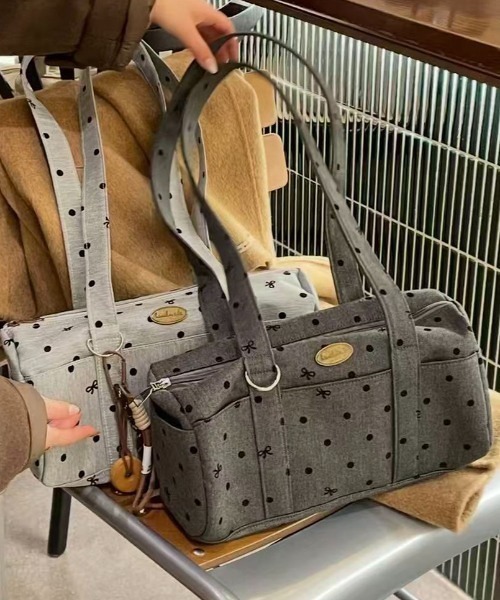 LA VORAGINE(ラ ヴォラジネ)の「ドット柄リボンプリント ボストントートバッグ チャームなし(ボストンバッグ・レディース・グレー/ピンク/チャコールグレー・FREE)」の1枚目の写真