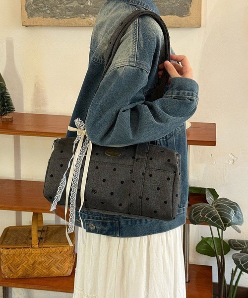 LA VORAGINE(ラ ヴォラジネ)の「ドット柄リボンプリント ボストントートバッグ チャームなし(ボストンバッグ・レディース・グレー/ピンク/チャコールグレー・FREE)」の6枚目の写真