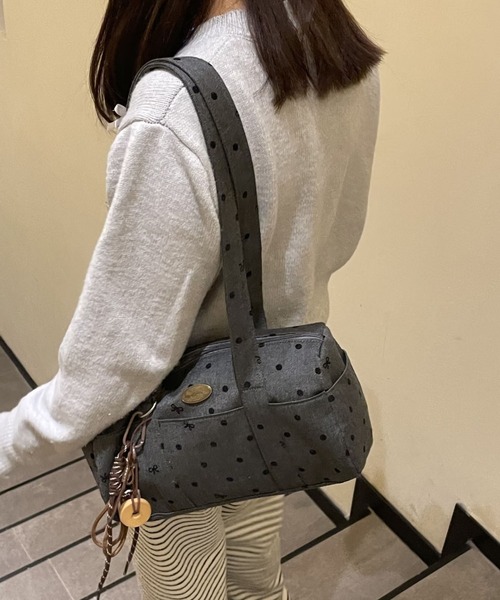 LA VORAGINE(ラ ヴォラジネ)の「ドット柄リボンプリント ボストントートバッグ チャームなし(ボストンバッグ・レディース・グレー/ピンク/チャコールグレー・FREE)」の9枚目の写真
