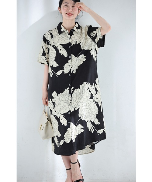 cawaii(カワイイ)の「さらりと涼しい牡丹の花シャツミディアムワンピース(ワンピース・レディース・ブラック/ブルー・FREE)」の2枚目の写真