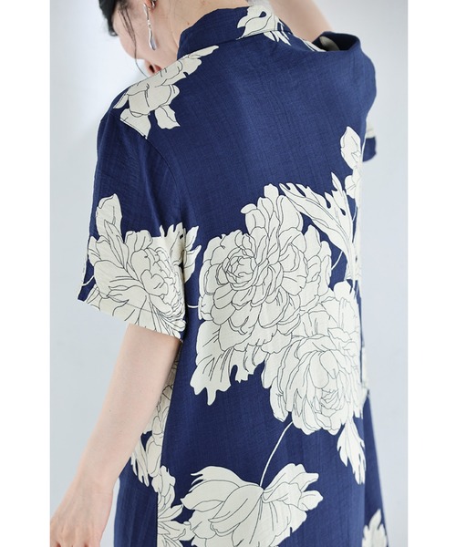 cawaii(カワイイ)の「さらりと涼しい牡丹の花シャツミディアムワンピース(ワンピース・レディース・ブラック/ブルー・FREE)」の3枚目の写真