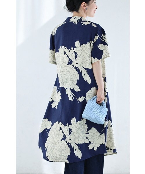 cawaii(カワイイ)の「さらりと涼しい牡丹の花シャツミディアムワンピース(ワンピース・レディース・ブラック/ブルー・FREE)」の15枚目の写真
