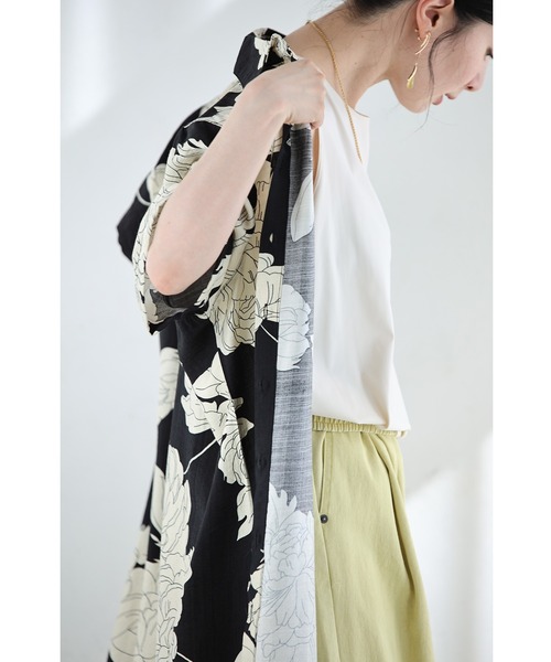 cawaii(カワイイ)の「さらりと涼しい牡丹の花シャツミディアムワンピース(ワンピース・レディース・ブラック/ブルー・FREE)」の10枚目の写真