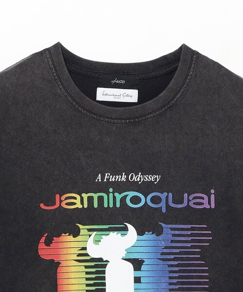 International Gallery BEAMS(インターナショナルギャラリービームス)の「【別注】U/MUSIC × IG / JAMIROQUAI グラフィック Tシャツ(Tシャツ/カットソー・メンズ・ブラック・X-LARGE/MEDIUM/SMALL/LARGE)」の2枚目の写真