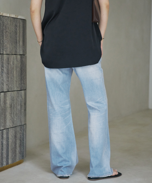 plage(プラージュ)の「Healthy denim / ヘルシーデニム 別注 FLARE CRUSHED デニムパンツ(デニムパンツ・レディース・ブルー・24/23/22/25)」の11枚目の写真