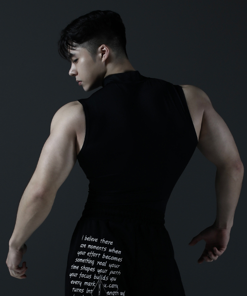 CARMID（カミド）の「コンプレッションモックネックレタリングノースリーブ[ブラック]（Tシャツ/カットソー・メンズ・その他・1/2/3）」の3枚目の写真