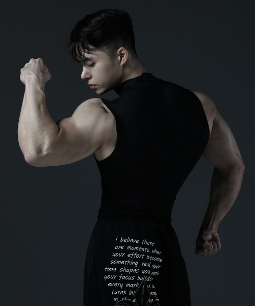 CARMID（カミド）の「コンプレッションモックネックレタリングノースリーブ[ブラック]（Tシャツ/カットソー・メンズ・その他・1/2/3）」の5枚目の写真