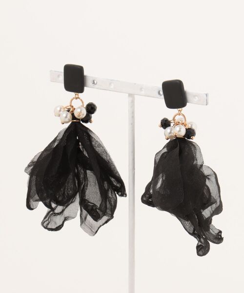 tone(トーン)の「【atelier*mio】ポリマークレイ × シフォンフラワー costume jewelry ピアス(ピアス(両耳用)・レディース・ブラック/ホワイト・FREE)」の2枚目の写真
