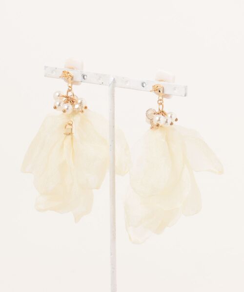 tone(トーン)の「【atelier*mio】ポリマークレイ × シフォンフラワー costume jewelry ピアス(ピアス(両耳用)・レディース・ブラック/ホワイト・FREE)」の3枚目の写真