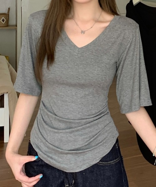 Aelina(エリナ)の「Vネックタイトトップス(Tシャツ/カットソー・レディース・ネイビー/ベージュ/ブラック/グレー・FREE)」の3枚目の写真