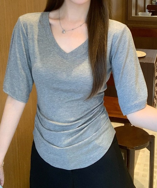 Aelina(エリナ)の「Vネックタイトトップス(Tシャツ/カットソー・レディース・ネイビー/ベージュ/ブラック/グレー・FREE)」の17枚目の写真