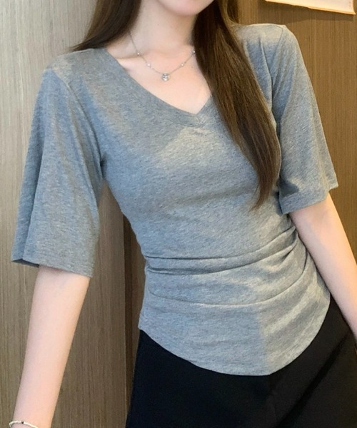 Aelina(エリナ)の「Vネックタイトトップス(Tシャツ/カットソー・レディース・ネイビー/ベージュ/ブラック/グレー・FREE)」の18枚目の写真
