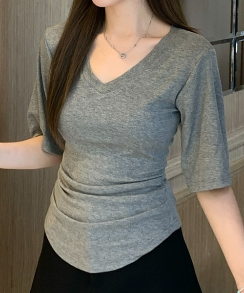 Aelina(エリナ)の「Vネックタイトトップス(Tシャツ/カットソー・レディース・ネイビー/ベージュ/ブラック/グレー・FREE)」の5枚目の写真