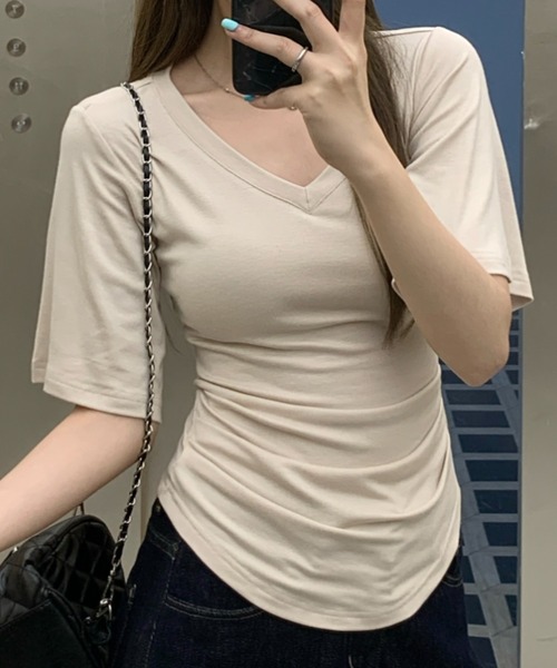 Aelina(エリナ)の「Vネックタイトトップス(Tシャツ/カットソー・レディース・ネイビー/ベージュ/ブラック/グレー・FREE)」の7枚目の写真