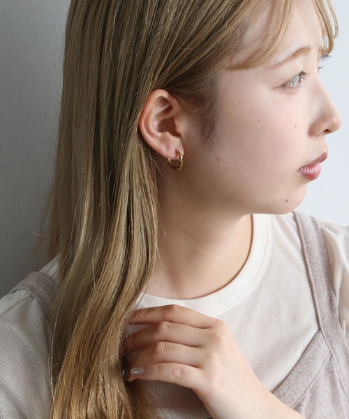 colleca la（コレカラ）の「[stainless]ツイストミニフープピアス<金属アレルギー対応>（ピアス（両耳用）・レディース・シルバー/ゴールド・FREE）」の3枚目の写真