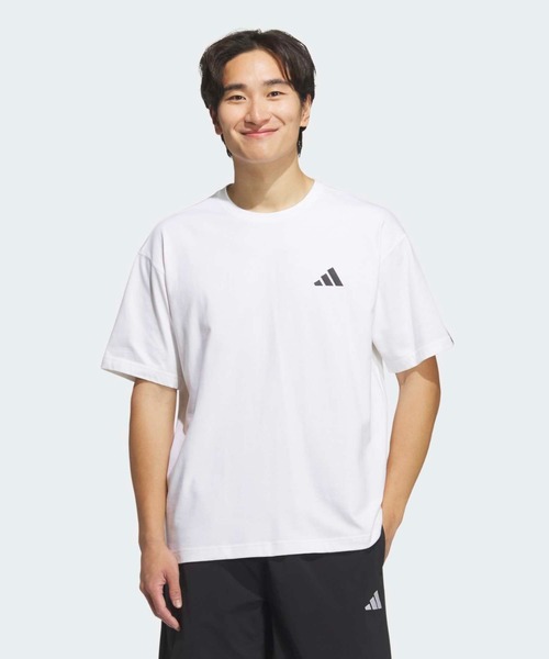 adidas(アディダス)の「エッセンシャルズ プラス ルーズフィット スモールロゴ 半袖Tシャツ / アディダス adidas(Tシャツ/カットソー・メンズ・ホワイト・XX-LARGE/3XL/LARGE/MEDIUM/SMALL/X-LARGE)」の1枚目の写真