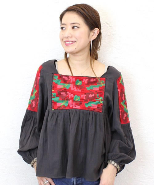 Omekashi(オメカシ)の「【Omekashi】カラフル刺繍プルオーバー(シャツ/ブラウス・レディース・オフホワイト/チャコールグレー・フリ-)」の1枚目の写真