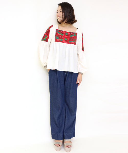 Omekashi(オメカシ)の「【Omekashi】カラフル刺繍プルオーバー(シャツ/ブラウス・レディース・オフホワイト/チャコールグレー・フリ-)」の4枚目の写真