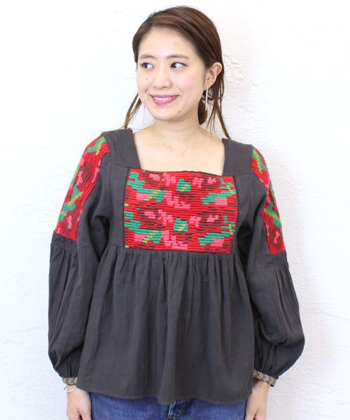Omekashi(オメカシ)の「【Omekashi】カラフル刺繍プルオーバー(シャツ/ブラウス・レディース・オフホワイト/チャコールグレー・フリ-)」の6枚目の写真