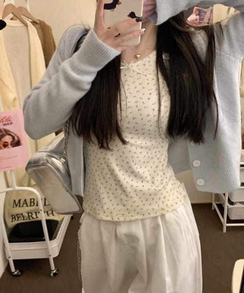 MELT（メルト）の「リボンフラワーVネックトップス（Tシャツ/カットソー・レディース・アイボリー・FREE）」の2枚目の写真