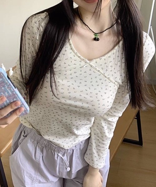 MELT（メルト）の「リボンフラワーVネックトップス（Tシャツ/カットソー・レディース・アイボリー・FREE）」の11枚目の写真