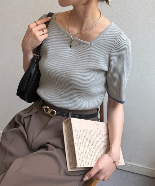 Thevon(ゼボン)の「アシメスクエアネック5分袖リブニット(ニット/セーター・レディース・ブラック/アイボリー/オレンジ/グレー・FREE)」の1枚目の写真