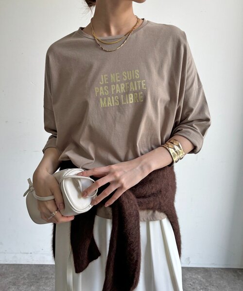 DouDou(ドゥドゥ)の「メッセージグリッターTEE(Tシャツ/カットソー・レディース・チャコールグレー/グレイッシュベージュ/オフホワイト・FREE)」の3枚目の写真