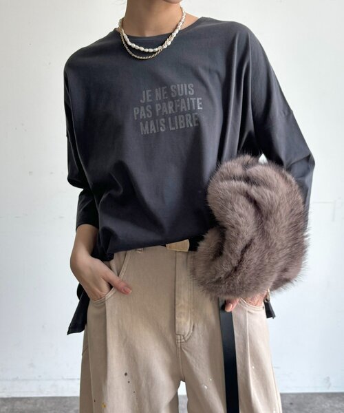 DouDou(ドゥドゥ)の「メッセージグリッターTEE(Tシャツ/カットソー・レディース・チャコールグレー/グレイッシュベージュ/オフホワイト・FREE)」の4枚目の写真