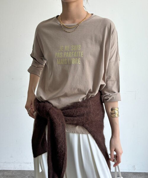 DouDou(ドゥドゥ)の「メッセージグリッターTEE(Tシャツ/カットソー・レディース・チャコールグレー/グレイッシュベージュ/オフホワイト・FREE)」の11枚目の写真