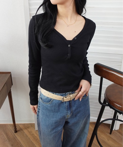 unnu(ユヌ)の「透かし柄 Vネックヘンリー カットソー(Tシャツ/カットソー・レディース・グレー/ホワイト/ブラック・F)」の4枚目の写真