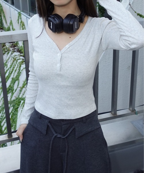 unnu(ユヌ)の「透かし柄 Vネックヘンリー カットソー(Tシャツ/カットソー・レディース・グレー/ホワイト/ブラック・F)」の6枚目の写真