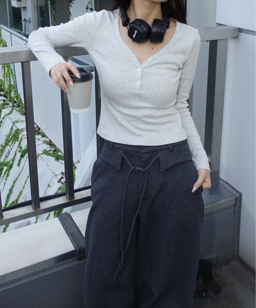 unnu(ユヌ)の「透かし柄 Vネックヘンリー カットソー(Tシャツ/カットソー・レディース・グレー/ホワイト/ブラック・F)」の7枚目の写真