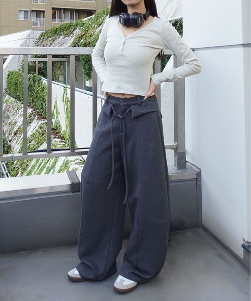 unnu(ユヌ)の「透かし柄 Vネックヘンリー カットソー(Tシャツ/カットソー・レディース・グレー/ホワイト/ブラック・F)」の8枚目の写真