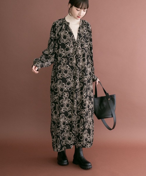 ITEMS URBANRESEARCH(アイテムズ アーバンリサーチ)の「アートフラワープリントワンピース(ワンピース・レディース・ブラック/モカ/オフホワイト・FREE)」の1枚目の写真