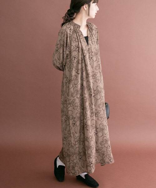ITEMS URBANRESEARCH(アイテムズ アーバンリサーチ)の「アートフラワープリントワンピース(ワンピース・レディース・ブラック/モカ/オフホワイト・FREE)」の3枚目の写真