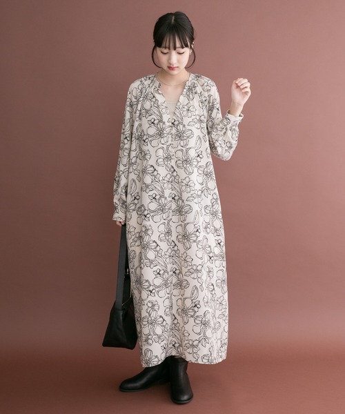 ITEMS URBANRESEARCH(アイテムズ アーバンリサーチ)の「アートフラワープリントワンピース(ワンピース・レディース・ブラック/モカ/オフホワイト・FREE)」の21枚目の写真